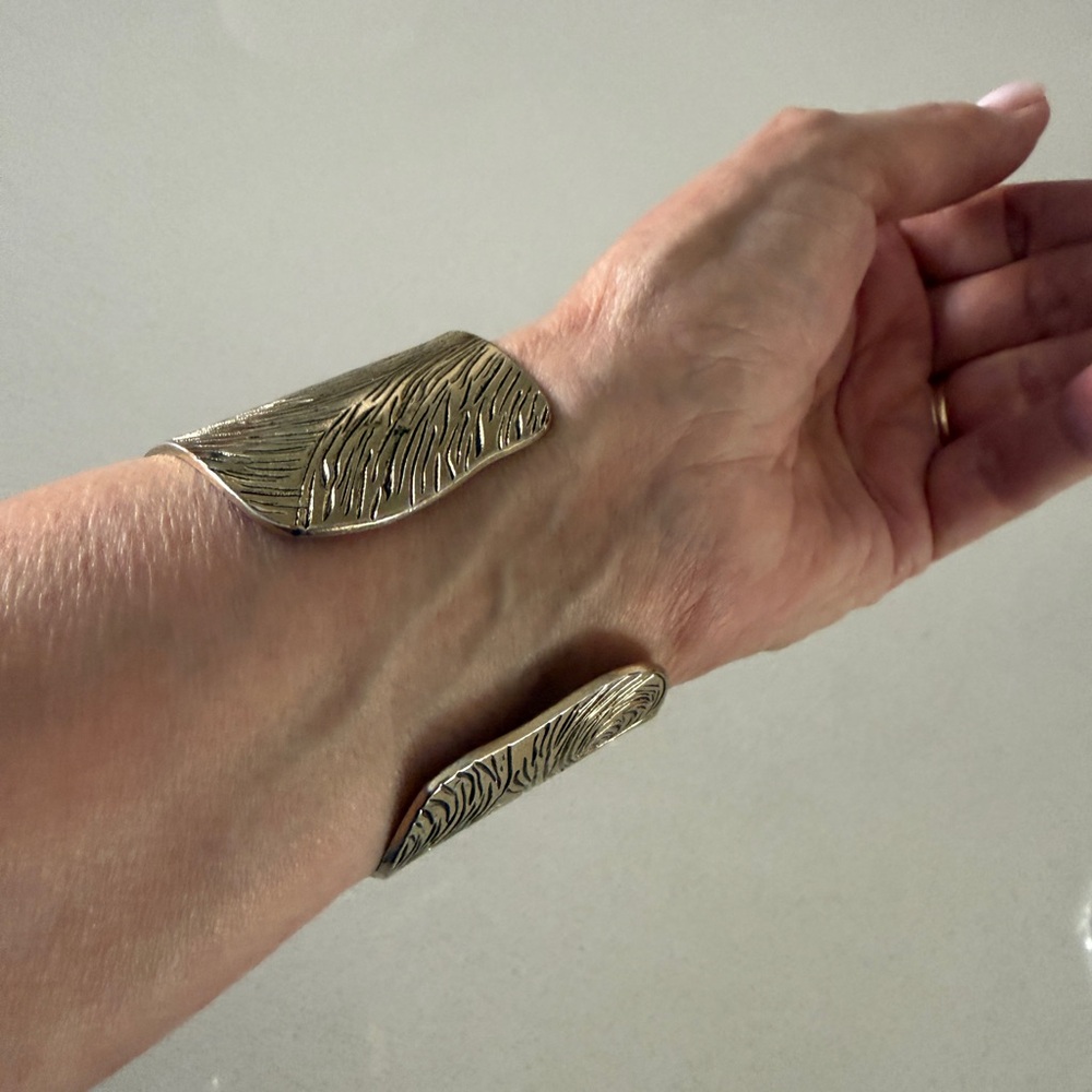 Elegant Textured Cuff Bracelet - Picture 5 of 9